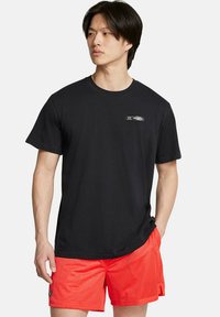 Under Armour HEAVYWEIGHT ARMOUR LABEL - Camiseta estampada - black