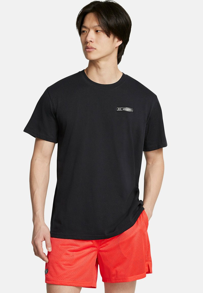 Under Armour HEAVYWEIGHT ARMOUR LABEL - Camiseta estampada - black
