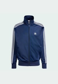 Mörkblå Adidas-träningsjacka med blixtlåsförsedda framstycke, upprätt krage, vita tre-randiga detaljer på ärmarna och en liten logotyp på bröstet.