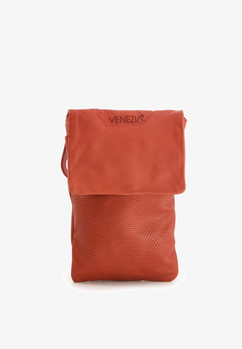 Sac en cuir rouge avec un motif hexagonal texturé sur la moitié inférieure ; rabat repliable et logo embossé en haut.