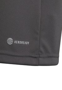 Černé sportovní šortky s technologie AEROREADY, která odvádí vlhkost. Vyznačují se hladkým povrchem a prošitými lemy. Jednoduché logo blízko spodního okraje.