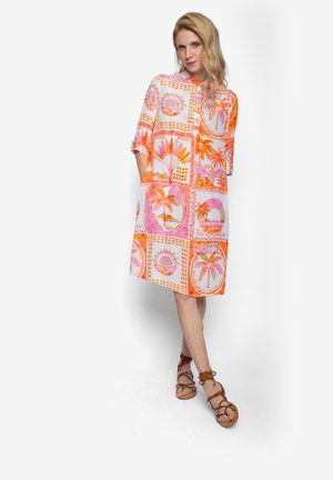 Kurzärmeliges Kleid aus leichtem Stoff mit lebendigem orange-rosa tropischem Print, der verschiedene Muster kombiniert, und zwei seitlichen Taschen.
