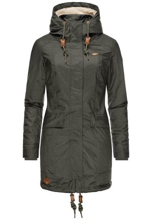 Parka verte avec capuche à cordon, tissu texturé, deux poches avant et accents en cuir marron au bas et à la fermeture éclair.