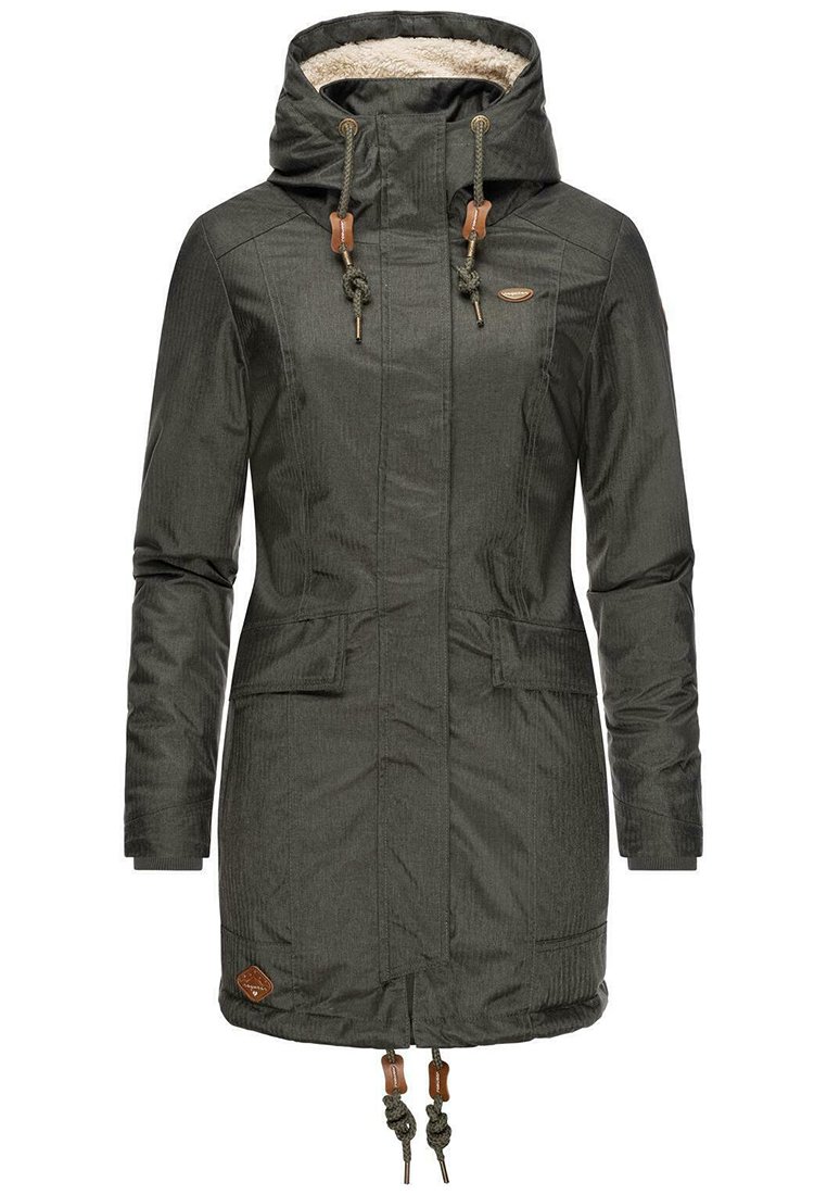 Parka verde con cappuccio regolabile, tessuto testurizzato, due tasche frontali e dettagli in pelle marrone all'orlo e alla cerniera.