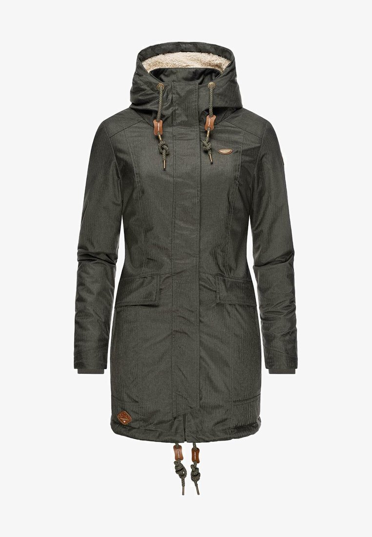 Parka verde con cappuccio regolabile, tessuto testurizzato, due tasche frontali e dettagli in pelle marrone all'orlo e alla cerniera.