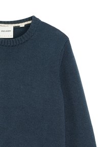 Mörkblå stickad tröja med ribbad rundad halsringning, som har en slät yta och en etikett vid halsen. Inga synliga mönster eller dekorationer.