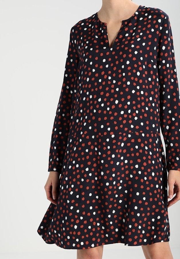 Meri dressi pitkät hihat, V-pääntie, laajeneva siluetti ja punaisia ja valkoisia pisteitä koko ajan.