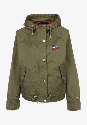 Chaqueta con capucha de color verde oliva, fabricada en un material duradero, con dos bolsillos frontales, cierres a presión, dobladillo con cordón y un parche del logo de Tommy Jeans.