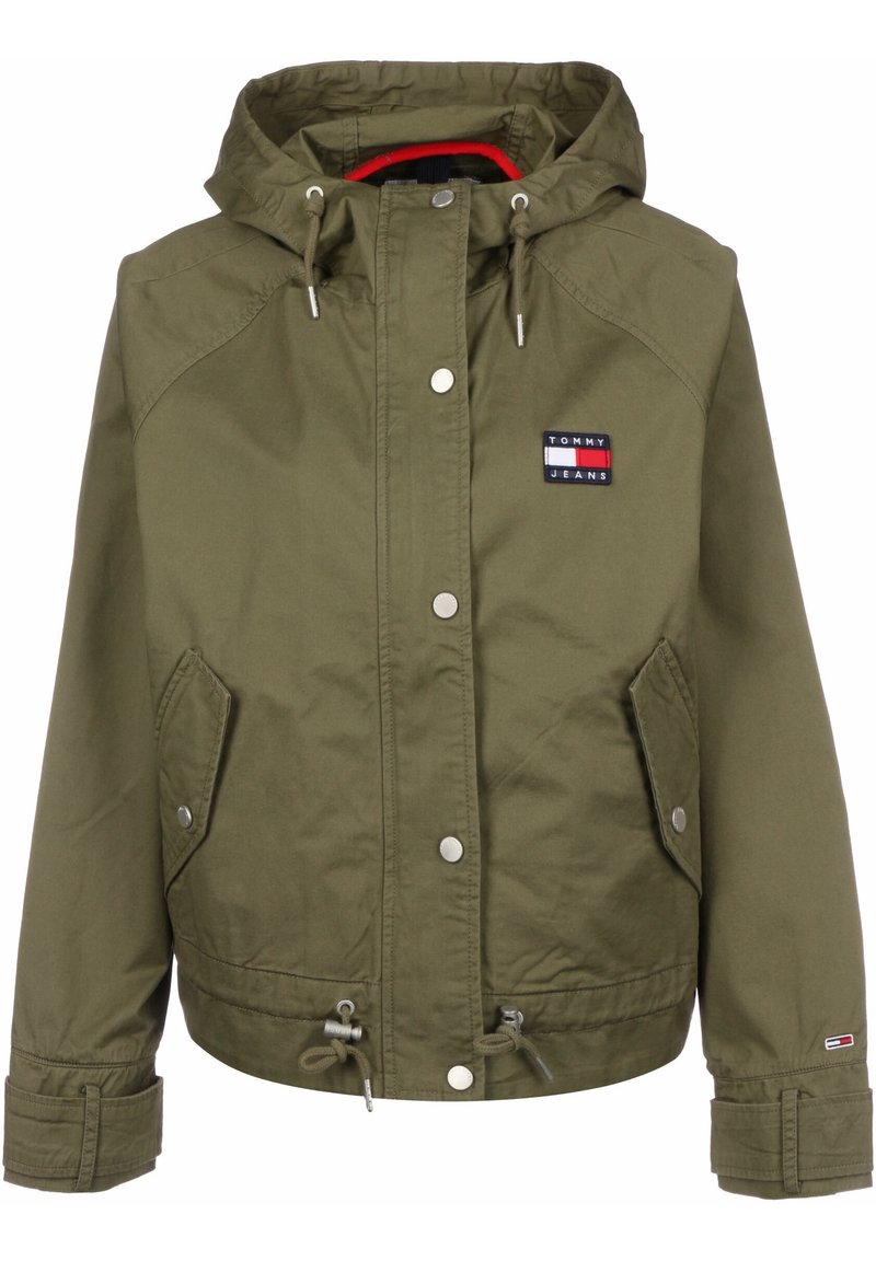 Oliwkowa kurtka z kapturem wykonana z trwałego materiału, z dwiema przednimi kieszeniami, zatrzaskami, ściągaczem na dole oraz naszywką z logo Tommy Jeans.