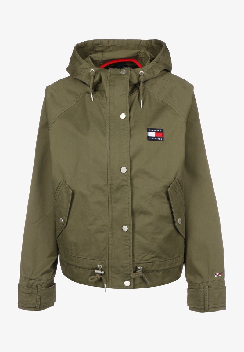 Oliwkowa kurtka z kapturem wykonana z trwałego materiału, z dwiema przednimi kieszeniami, zatrzaskami, ściągaczem na dole oraz naszywką z logo Tommy Jeans.