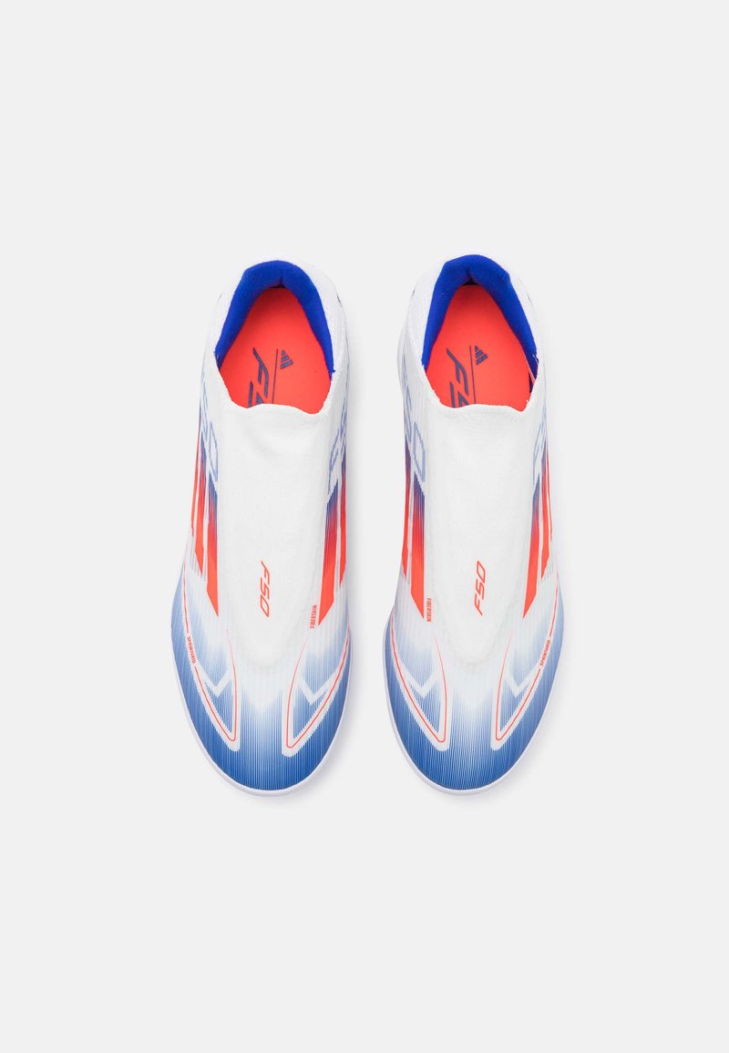 Zapatillas deportivas blancas con acentos en azul y rojo, diseño aerodinámico, ajuste tipo calcetín, parte superior texturizada y un atrevido marcaje "FS50" en los laterales.