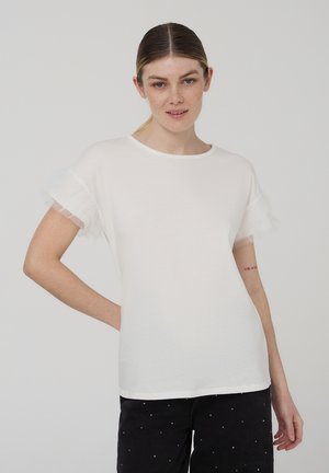 T-shirt bianco a maniche corte con morbidi accenti di tulle arricciato sulle maniche. Collo rotondo, vestibilità casual, realizzato in tessuto leggero.