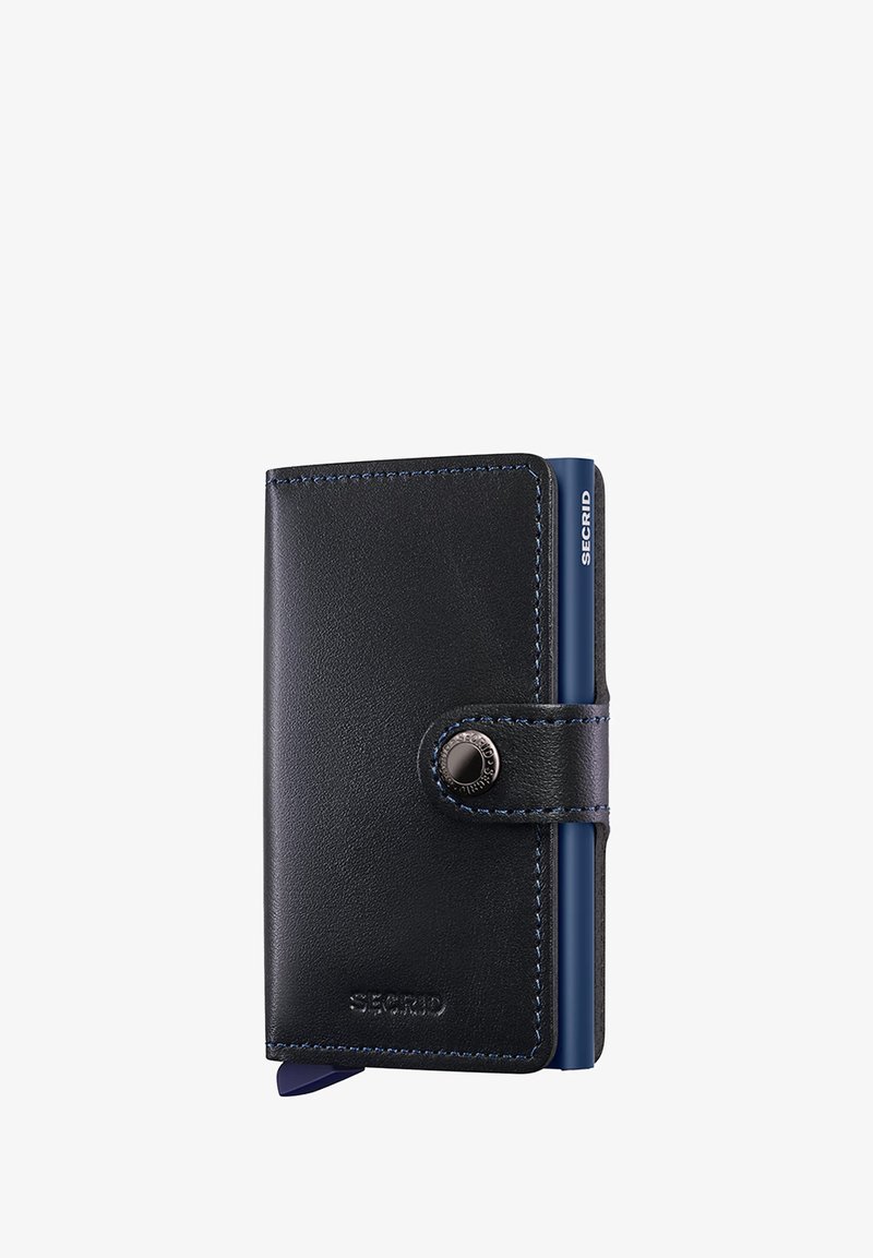 Billetera de cuero negro con costuras azules y cierre de botón a presión. Contiene una sección para tarjetas azul con el logo de la marca grabado.