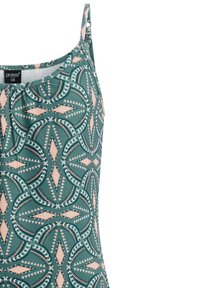 Zielony top bez rękawów z różowo-białymi geometrycznymi wzorami w kształcie diamentów i kół, z okrągłym dekoltem i cienkimi ramiączkami.