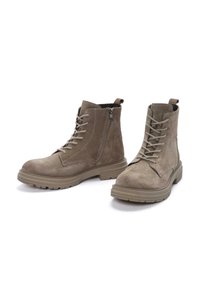 Botas de tobillo de ante marrón con un acabado texturizado, que presentan cordones, una cremallera lateral y una suela de goma duradera con patrones de tracción.