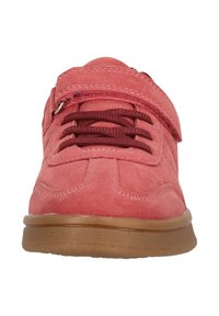 Röda mockaskor med en texturerad yta, med snörning och justerbart kardborreband. Bruna gummisulor med subtila mönster.