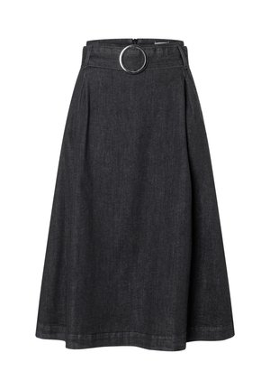 Ein knielanger schwarzer Jeansrock mit einer runden silbernen Gürtelschnalle, der einen hohen Taillenbund und ein gefaltetes Design für zusätzliche Textur aufweist.