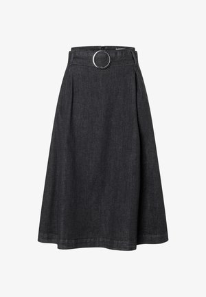 Ein knielanger schwarzer Jeansrock mit einer runden silbernen Gürtelschnalle, der einen hohen Taillenbund und ein gefaltetes Design für zusätzliche Textur aufweist.