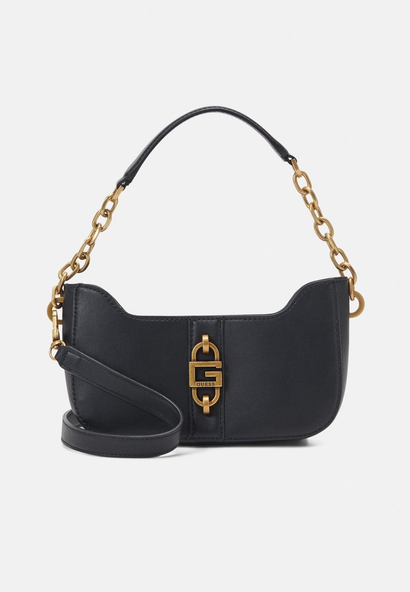 Sac à main en cuir noir avec poignée chaîne dorée, fermoir logo Guess doré et bandoulière longue supplémentaire sur fond blanc.