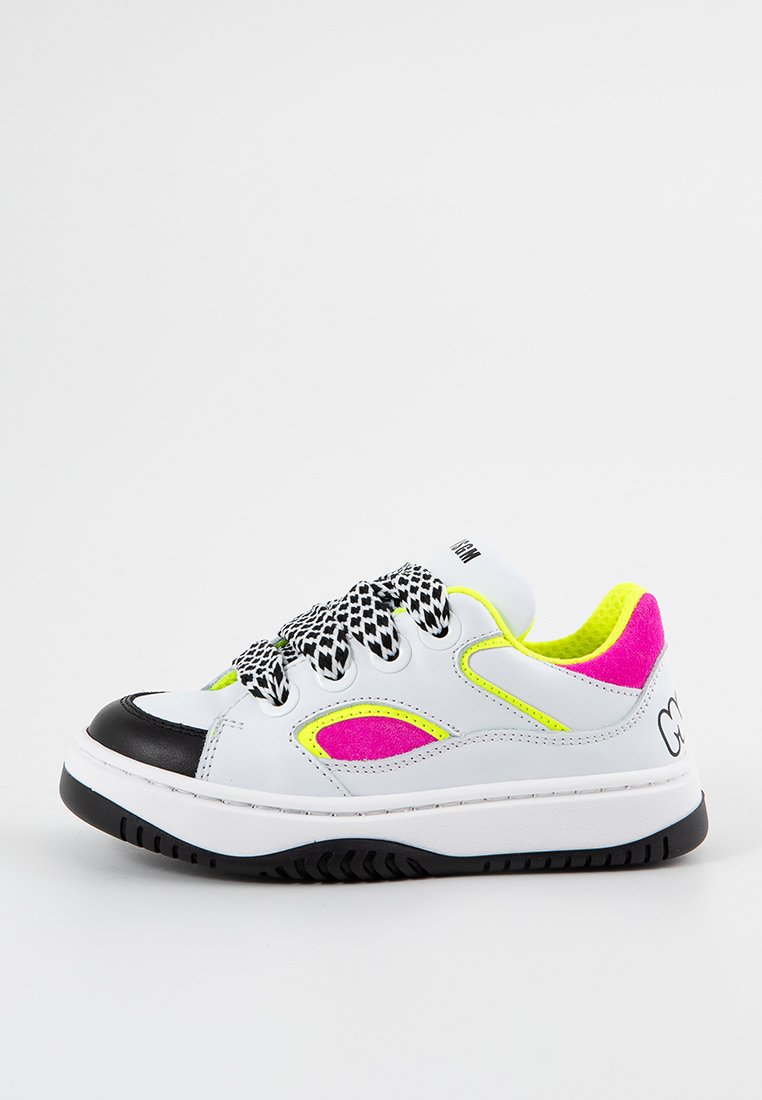 Białe sneakersy z czarnym noskiem, różowymi i neonowymi żółtymi akcentami, teksturowanymi sznurowadłami oraz czarną gumową podeszwą z bieżnikiem.