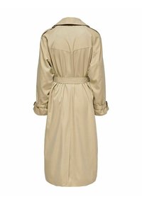 Beige trenchcoat med lange ermer, belte i midjen og skulderepauleter. Har en skreddersydd bakdel og detaljer med knappede mansjetter.