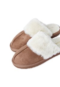 Mocassins en suède marron avec doublure en fausse fourrure blanche, bout rond et semelle texturée pour une meilleure adhérence. Design simple avec des détails cousus.