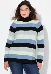 Gestreifter Pullover mit Stehkragen, hergestellt aus weichem Strickstoff in Schwarz, Hellgrün, Blau, Grau und Weiß.