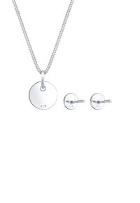 Collana con pendente in argento a forma di cerchio e orecchini a bottone rotondi abbinati. Presenta una finitura lucida ed è contrassegnata con "925" per l'argento sterling.