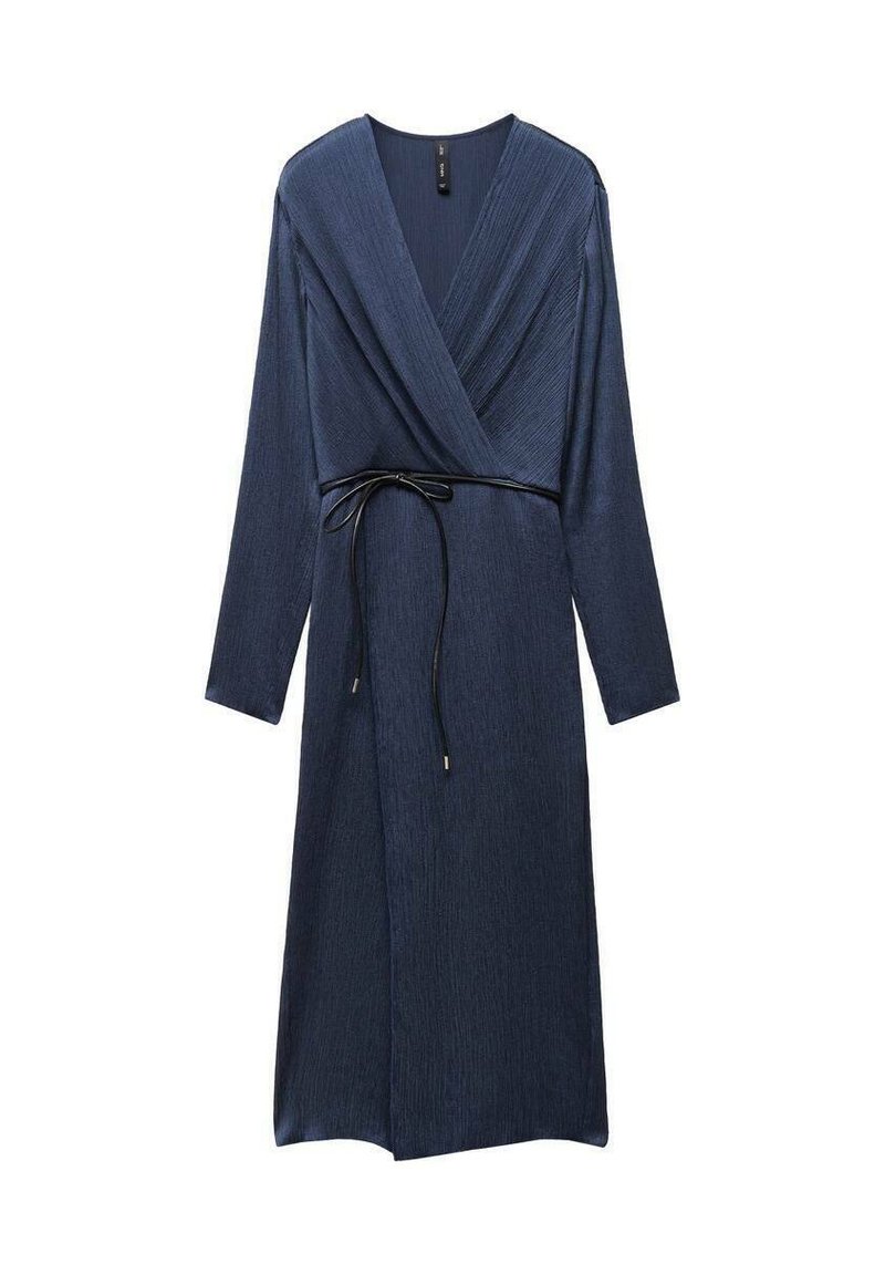 Robe portefeuille bleu marine avec manches longues, en tissu texturé, et une ceinture noire à la taille. La jupe présente un ourlet au genou.