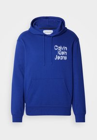 Blauwe hoodie van een katoenmix met een voorzak, ribgebreide manchetten en geborduurd "Calvin Klein Jeans" logo op de borst.