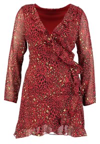 Robe portefeuille rouge avec motif léopard, manches longues transparentes, encolure à volants et ourlet évasé, confectionnée dans un tissu léger.