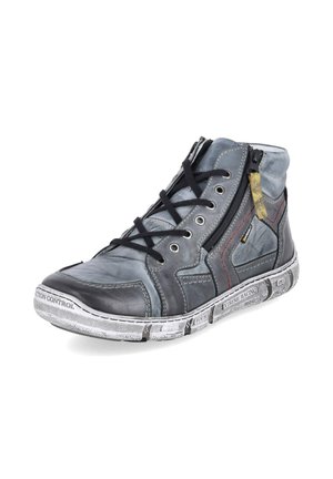 Zapatilla de caña alta en cuero gris con cordones negros, cremallera lateral, costuras rojas y suela blanca con texto impreso y detalles desgastados.