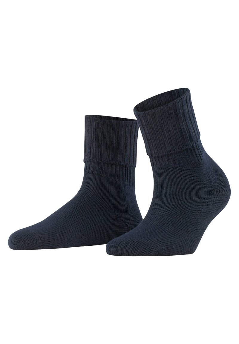 Chaussettes en coton bleu marine avec une finition côtelée et une texture lisse, de longueur courte au niveau de la cheville et dotées d'un renfort aux orteils et au talon pour plus de durabilité.