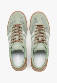 Zielone zamszowe sneakersy z siateczkowymi akcentami, białymi paskami, brązowymi sznurowadłami i gumową podeszwą. Zaokrąglony czubek i wyściełany kołnierz dla komfortu.