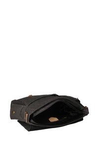 Borsa nera in tela con apertura con zip, dotata di hardware in tonalità oro, una fodera interna liscia e una piccola etichetta in pelle all'interno.