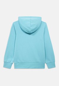 Φωτεινό γαλάζιο φούτερ με κουκούλα, ριμπ μανσέτες και ίσια ραφή κάτω μέρος. Κατασκευασμένο από απαλό ύφασμα με λεία υφή, χωρίς ορατά σχέδια.