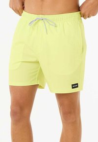 Bañador amarillo claro en tejido de secado rápido, con cintura elástica y cordón ajustable, y bolsillos laterales. Logo de la marca visible.