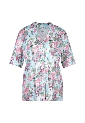Haut de pyjama à manches courtes en tissu bleu clair avec un motif tropical comprenant des fleurs roses et des bâtiments, agrémenté d'un col et de boutons.
