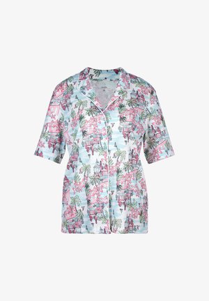 Korte mouw pyjamaband in lichtblauwe stof met een tropisch patroon van roze bloemen en gebouwen, afgewerkt met een kraag en knopen.