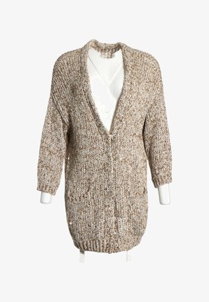 Cardigan beige e bianco a maglia maculata con maniche a tre quarti, due tasche frontali e scollatura profonda a V su un torso di manichino bianco.