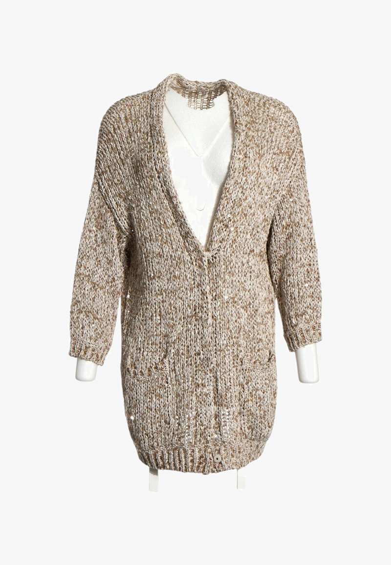 Cardigan en tricot beige et blanc tacheté avec manches trois-quarts, deux poches avant et un profond col en V sur un torse de mannequin blanc.