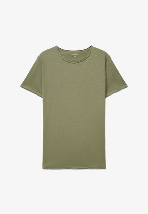 T-shirt a maniche corte verde oliva in tessuto morbido con scollo rotondo e orlo diritto. Etichetta mostrata al collo con la scritta "Terranova XL".