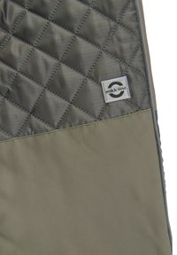 Prešívaná vonkajšia vrstva tmavosivej farby s hladkou zelenou spodnou časťou; obsahuje malú nášivku s logom mikk-line. Je viditeľný textúrovaný vzor v tvare diamantu.