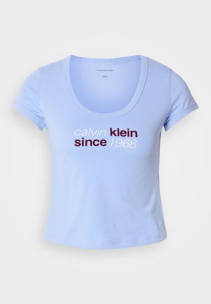 Tricou din bumbac de culoare albastru deschis, cu mâneci scurte, decolteu rotund și text "calvin klein since 1968" în roșu închis și alb pe partea din față.