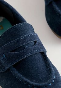 Mocasini din piele întoarsă bleumarin, cu o bandă cusută, design decupat și cusături albastre contrastante. Textură moale și vârf rotund.