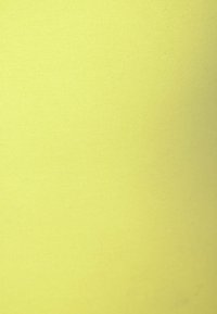 Keltainen röpelöinen kangas, jossa on sileä pinta. Ominaisuudet tasainen värijakauma ja pehmeä, venyvä ilme. Sopii vaatteisiin.