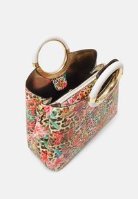 Handväska med blommönster och leopardtryck. Har en guldfärgad dragkedja, en innerficka och två cirkulära handtag med vita detaljer.