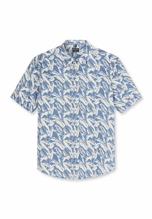 Camicia blu a maniche corte con bottoni, motivo di foglie tropicali bianche e colletto appuntito, distesa su sfondo bianco.