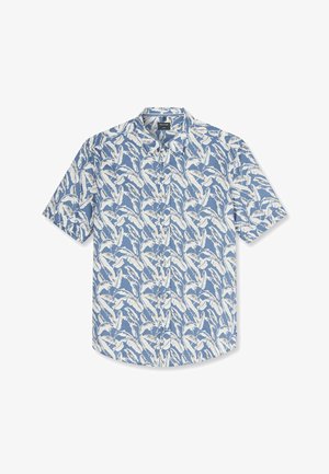 Blaues Kurzarm-Hemd mit Knöpfen und weißem tropischem Blattmuster sowie spitzem Kragen, flach auf weißem Hintergrund liegend.