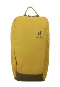 Geel en olijfgroene Deuter rugzak met een handvat aan de bovenkant, ritssluiting en logo op het voorpaneel tegen een witte achtergrond.